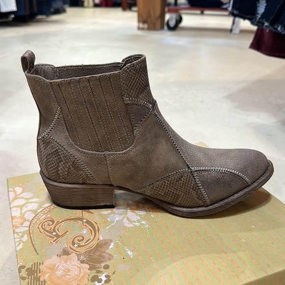 Very G Knox Boots - Picture 3 of 6